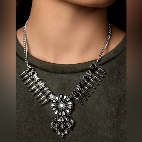 Fairest of the Festival - Black Necklace - Picture 1 of 3